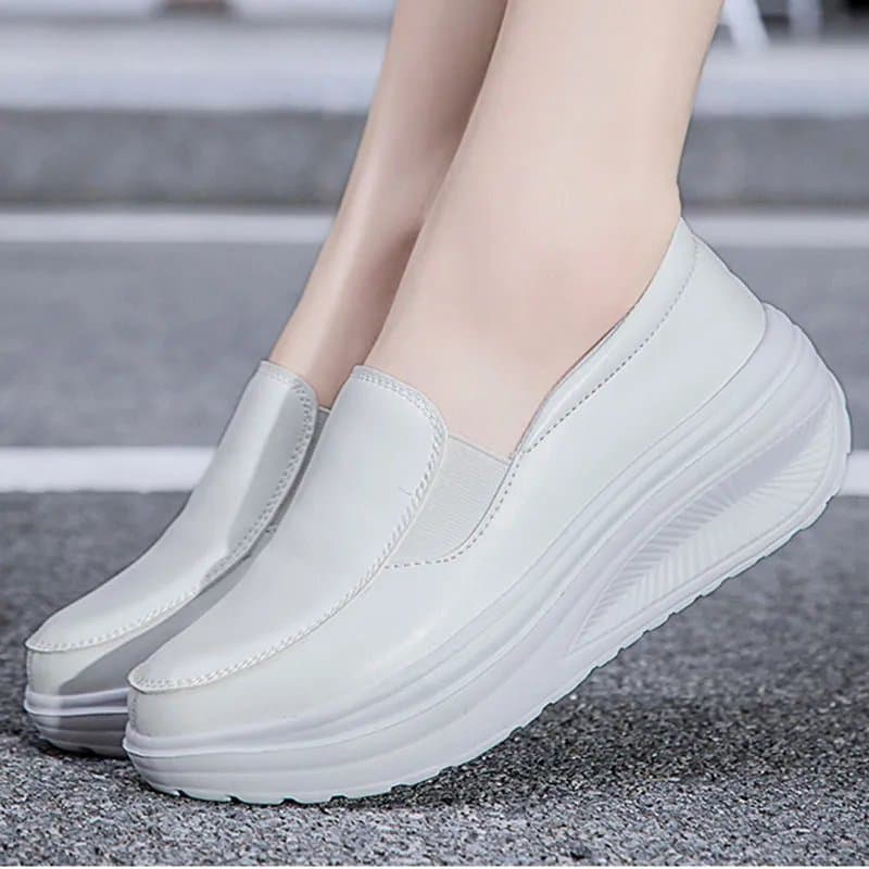 Round toe and slip-on fit